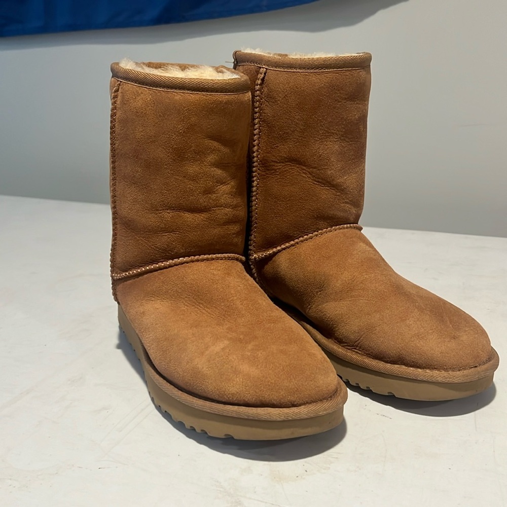 BARELY WORN BROWN UGGS SIZE 8